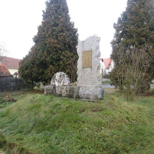 Památník v Neuměři I