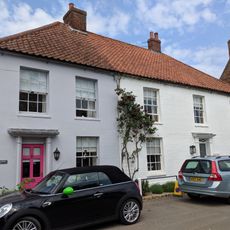The Aviaries And Crown Cottage