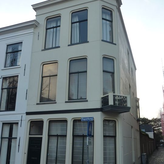 Gepleisterd huis met lijstgevel en afgeschuinde hoek