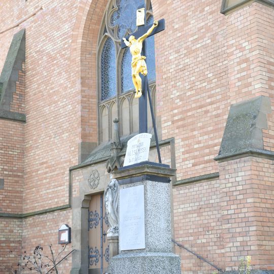 Kříž před kostelem v Uherčicích