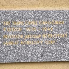 Pamětní deska prof. J. Heyrovského v Kařezu