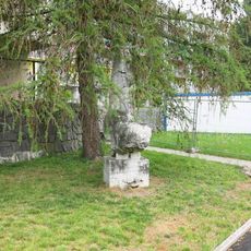 Travertinová plastika Ráno u domova pro seniory Na Výšině v Dubí