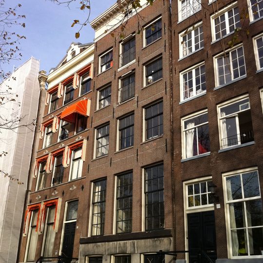 Pand met gevel onder rechte lijst