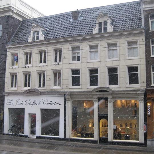 Pand met vierraamsgevel onder rechte lijst, met gesneden dakkapel