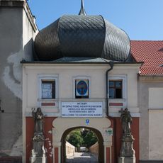 Upper gate building in Henryków