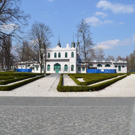 Mestský park, Sad generála Petrova, hala športová
