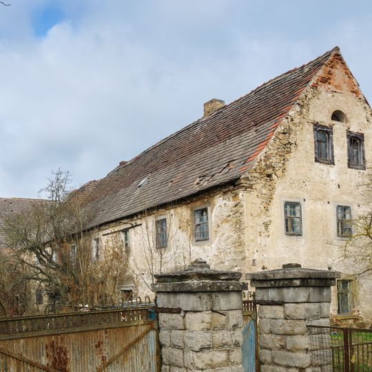 Wohnstallhaus und Scheune eines ehemaligen Dreiseithofes sowie Toreinfahrt Dorfstraße 18