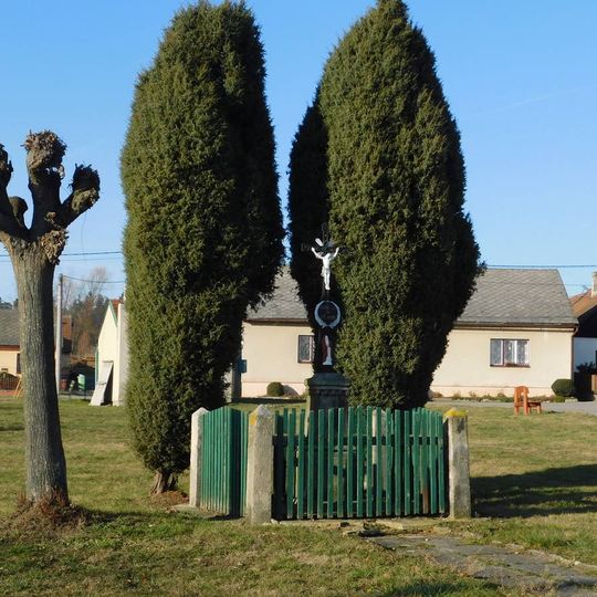 Kříž na návsi v Bezděčíně