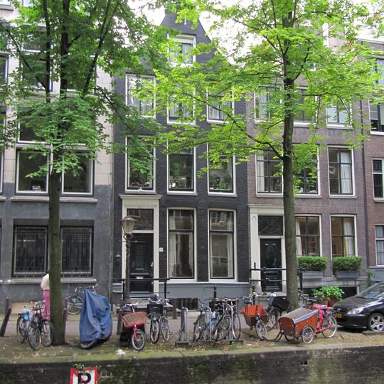 Pand met gevel onder klokvormige top