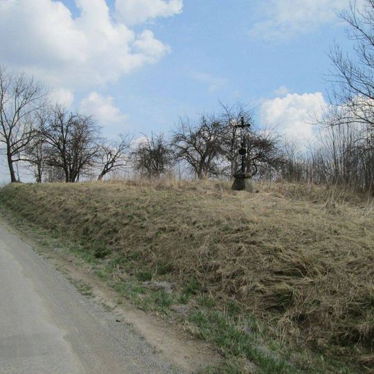 Kříž u Lžína na svahu nad silnicí do Závsí
