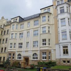 Mietshaus in geschlossener Bebauung mit Vorgarten und Einfriedungsmauer Mozartstraße 14