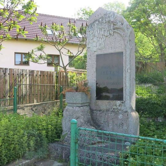 Pomník padlým na návsi v Sutomi