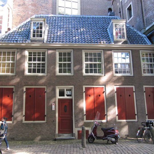 Tegen de noordzijde van de Oudekerkstoren gebouwd huis onder schilddak