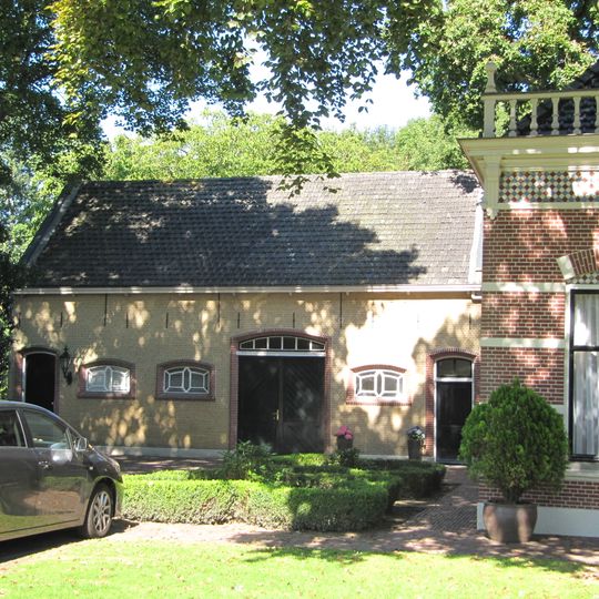 Het koetshuis heeft een rechthoekige plattegrond en de nokrichting van het met gesmoorde kruispannen gedekte zadeldak is evenwijdig aan de straat