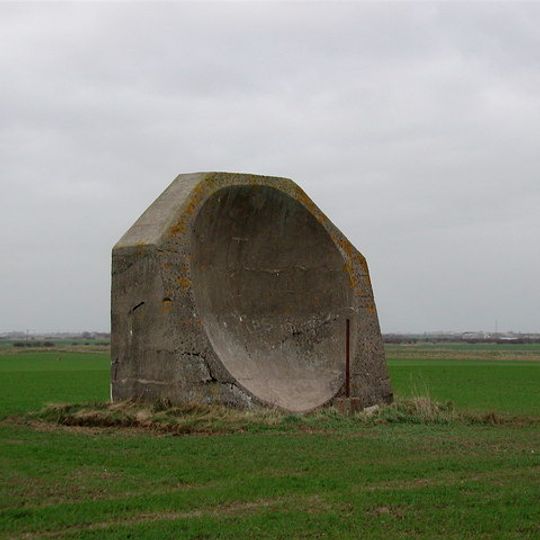 World War I acoustic mirror 335m north east of Kilnsea Grange