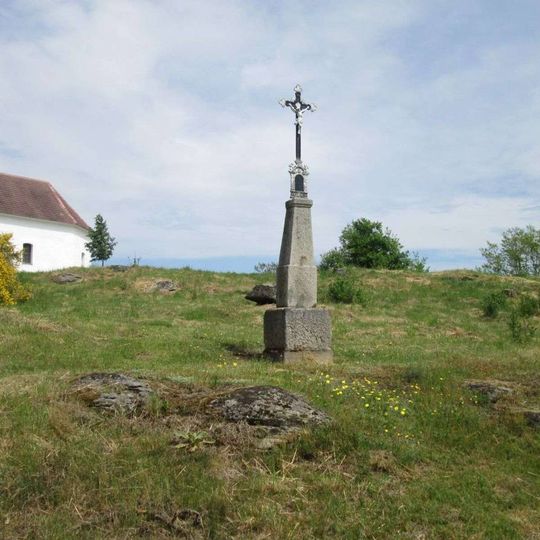 Kříž u Svéradic jižně od kaple