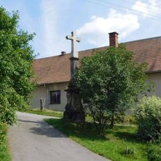 Kříž v Třebařově na cestě ke zřícenině kláštera