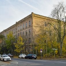 Zwei Kasernengebäude des 3. Feldartillerie-Regiments und Gedenkstein des Pionier-Bataillons 24 Heinrich-Heine-Straße 1; 3