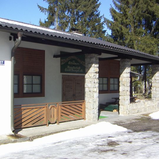 Schützenheim, ehem. SS-Schießstand mit Stützmauer