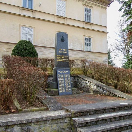 Pomník padlým v Laškově u zámku