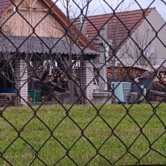 Kříž v Sedlcích v zahradě