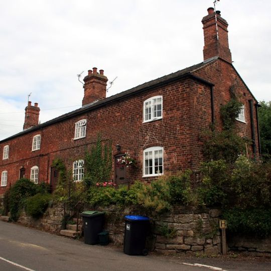 Terrace of three cottages opposite the Saracen's Head pub