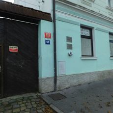 Pamětní deska Václava Švarce na domě Bělohorská 252/55 na Břevnově