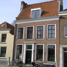 Pand met lijstgevel en dwars zadeldak tussen zijtopgevels