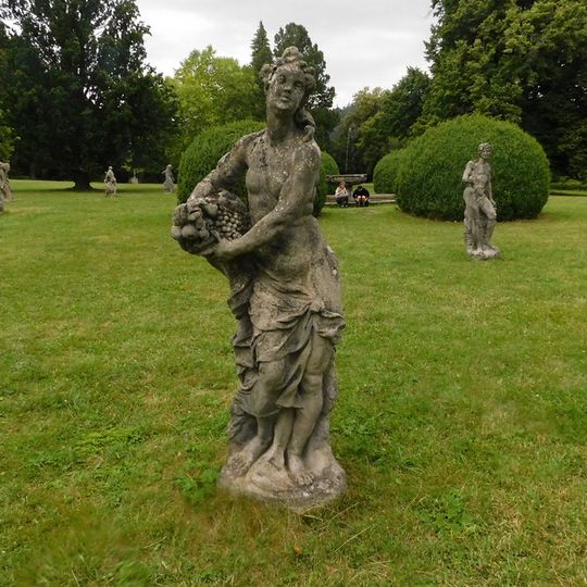 Socha Deméter v zámeckém parku ve Valči