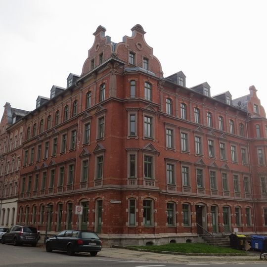 Mietshaus in geschlossener Bebauung in Ecklage mit Vorgarten Barbarossastraße 42