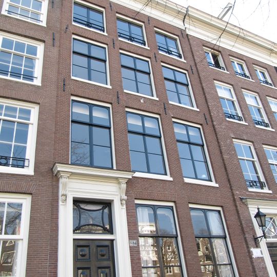 Huis met gevel onder rechte lijst