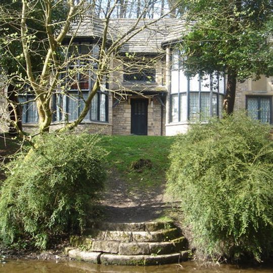 Olde English Tea House And Associated Gate Piers In Sunnyhurst Wood