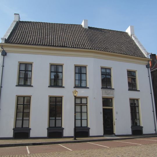 Groot huis op de hoek van het Kerkstraatje