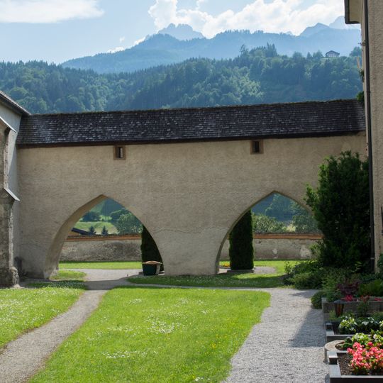 Kath. Pfarrkirche, Verbindungsgang Kirche - Pfarrhof