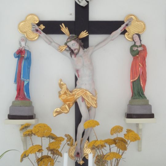 Kruzifix mit Assistenzfiguren