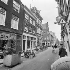 Huis met latere gevel onder 19e-eeuwse rechte lijst