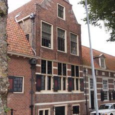 Gecombineerd woon- en pakhuis met puntgevel met schouderstukken