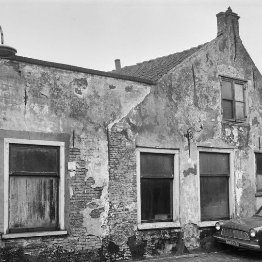 Pand met gepleisterde topgevel