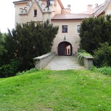 Severozápadní vstupní most zámku Vrchotovy Janovice