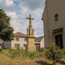 Kříž v Paloníně na návsi před kostelem