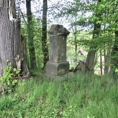 Kříž u cesty ke hřbitovu ve Velenicích