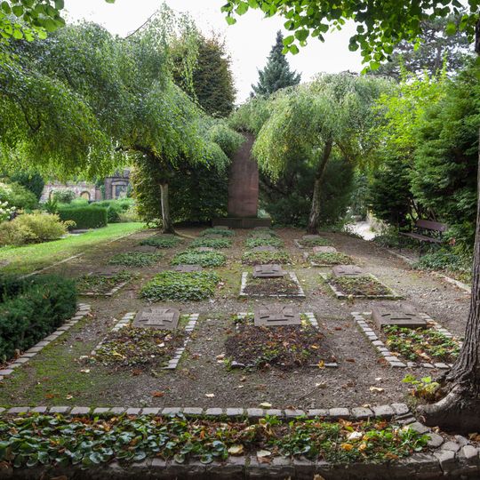 Kapelle, Gefallenendenkmal mit umliegenden Soldatengräbern und Grabstellen Röhrsdorfer Straße