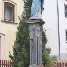 Marienfigur auf Sockel