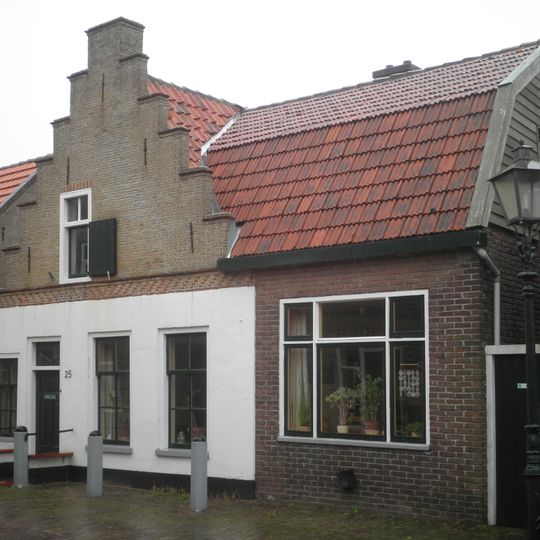 Pand onder zadeldak tegen trapgevel boven geblokt fries en langs de treden rode klesoren