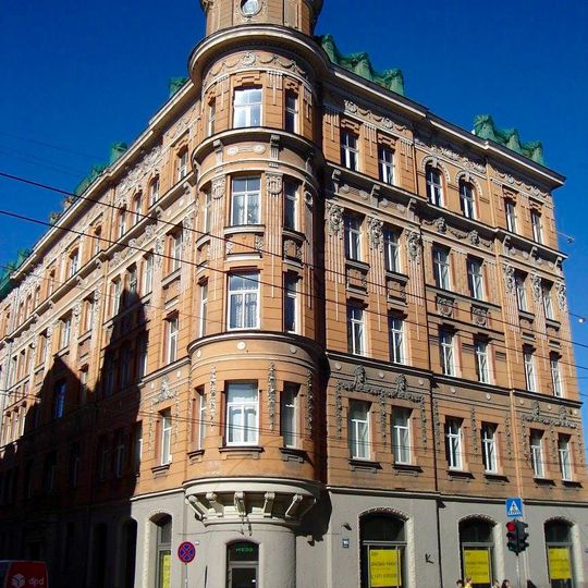 Īres nams ar veikaliem