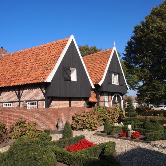 Huis met zijgevel van vakwerk en houten inrijpoort aan de korte zijde