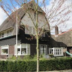 Woonhuis met aangebouwde garage