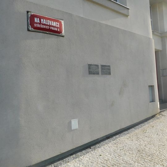 Pamětní deska Aloise Kříže na domě Na Malovance 589/18 na Dlabačově