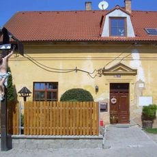 Dřevěný kříž se siluetou Krista v Dobřanech u Plzeňské ulice