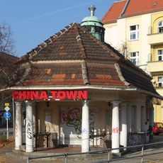 Bedürfnisanstalt mit Wartehäuschen und Zeitungskiosk